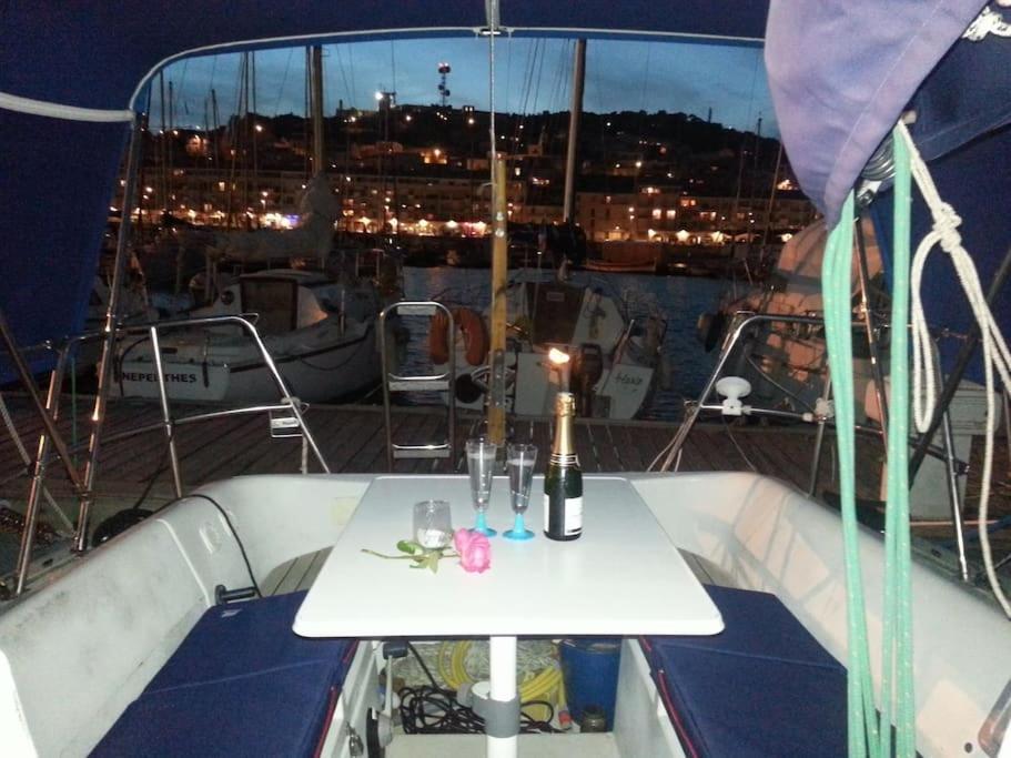 فندق Nuitee A Bord De Danilou Un Voilier De 9.50M سُت المظهر الخارجي الصورة